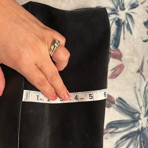 Kate spade ♠️ tote 👜 bag has on left handed a little bit ripped - Picture 13 of 17